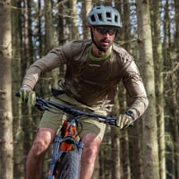 GENIUS BIKE SHORTS die Herren-Radhose olive/schwarz