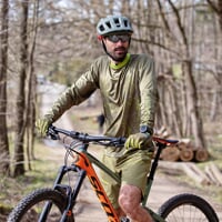 Set ARMAGEDON + GENIUS BIKE SHORTS grün