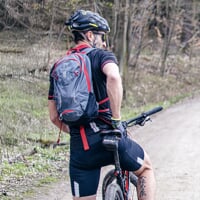 SPEED 15 der Fahrradrucksack grau/rot