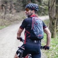 SPEED 15 der Fahrradrucksack grau/rot